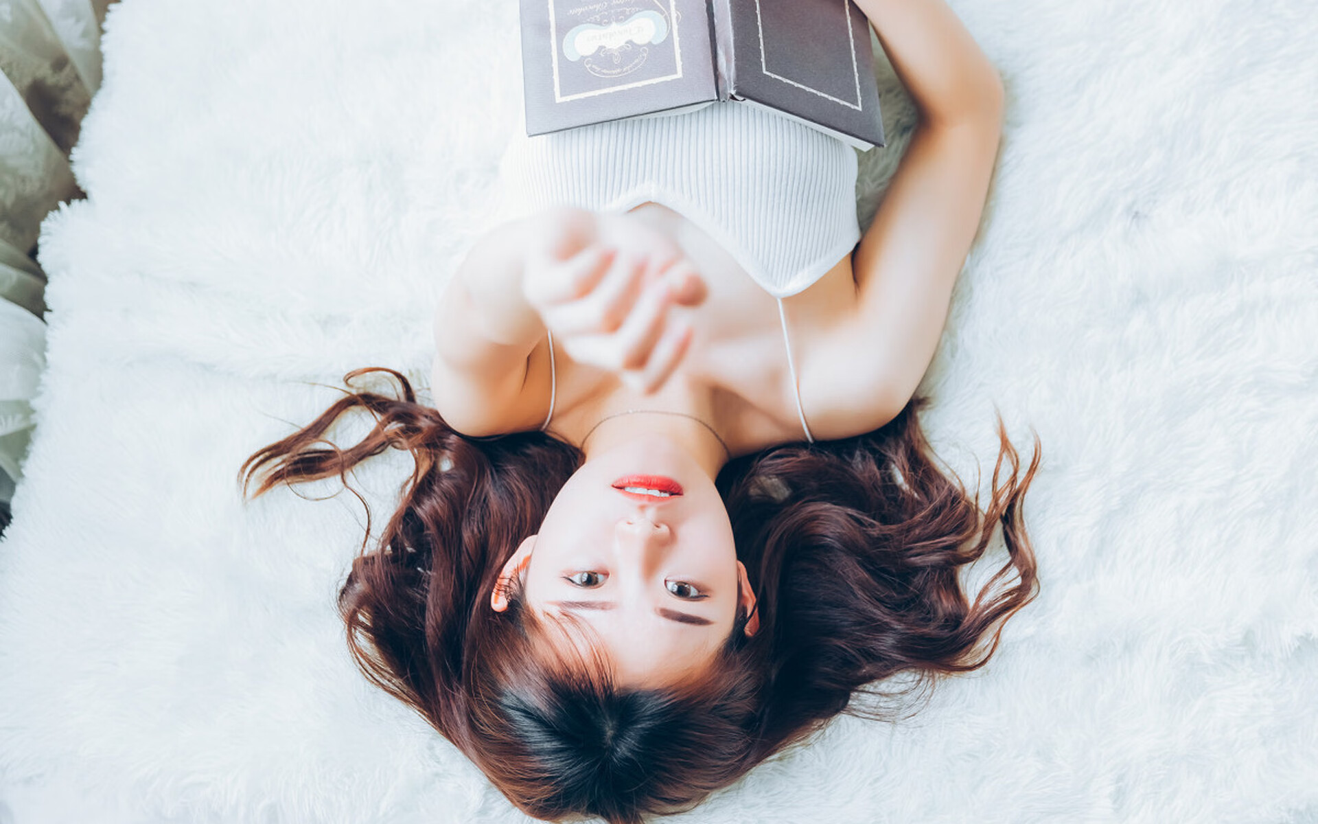 球员斗志昂扬，女足比赛赛场激情万丈，足球赛女足